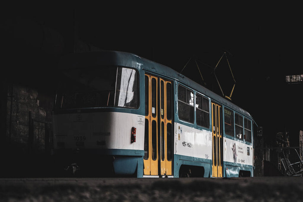 Τσεχικό τραμ στη μοναχική βιομηχανική σκουριασμένη περιοχή Ostrava (βαγόνι τρένου τραμ) παλιά TATRA T3 - Φωτογραφία, εικόνα