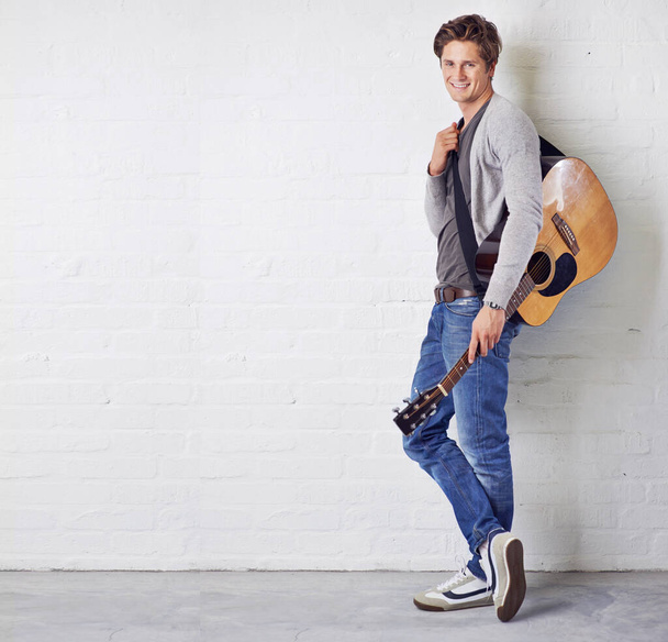 "Compartir su talento musical. Un joven con una guitarra." - Foto, Imagen