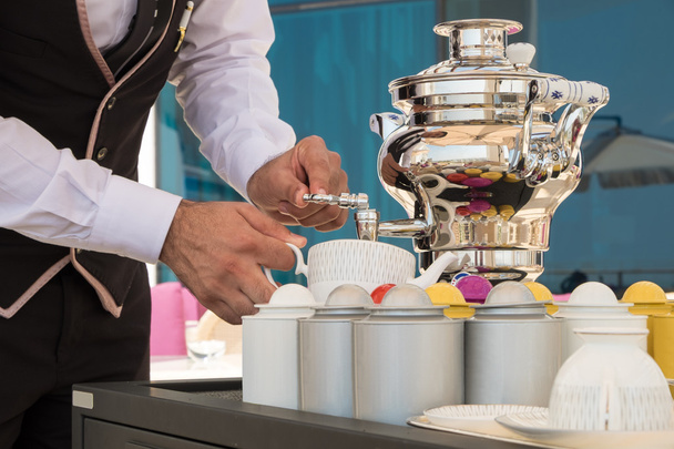 Σερβιτόρος εξυπηρετούν τσάι - Φωτογραφία, εικόνα