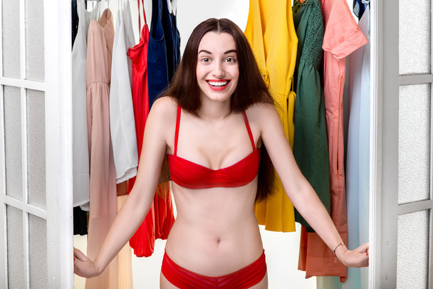 vrouw in garderobe - Foto, afbeelding