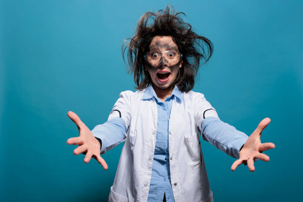 "Hullun näköinen kemian tutkija huutaa paniikissa sotkuinen kampaus ja likainen kasvot" - Valokuva, kuva