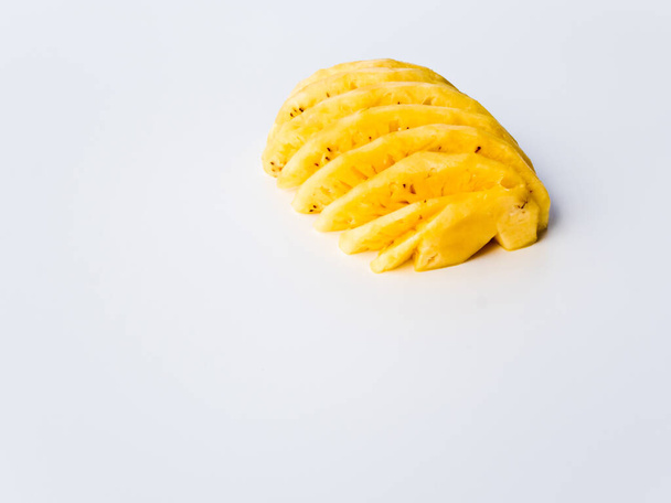 "Ananas sbucciato e tagliato a metà
" - Foto, immagini