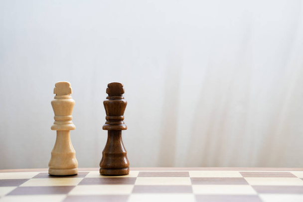 "Satranç tahtasında siyah ve beyaz papazları kapat" - Fotoğraf, Görsel