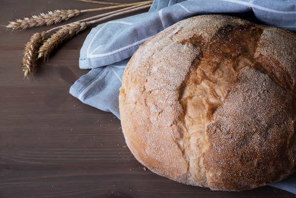 "Pan de pan artesanal casero recién horneado y espiguillas con granos de trigo" - Foto, Imagen