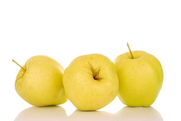 Três maçãs amarelas maduras, macro, isoladas sobre fundo branco. - Foto, Imagem