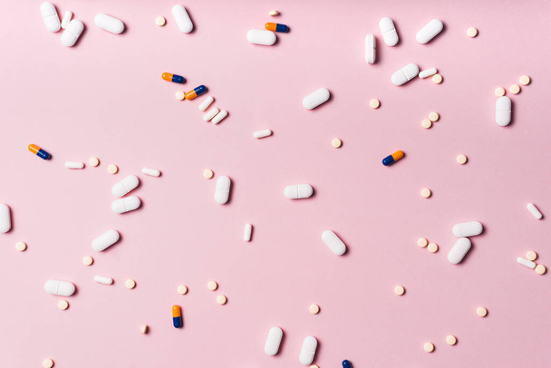 "medicine tablets and capsules scattered" - Foto, imagen