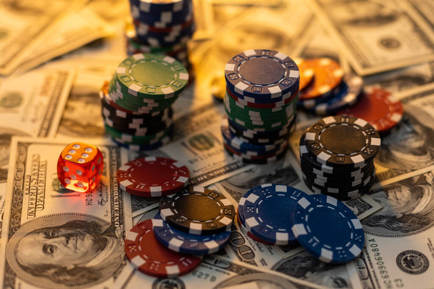 ポーカーカードロイヤルフラッシュ、現金通貨ドル紙幣。ギャンブル、カジノチップ、デバイス。カジノトークン、ゲームチップ、チェック、またはカジノクラブの緑のテーブルのチェック. - 写真・画像