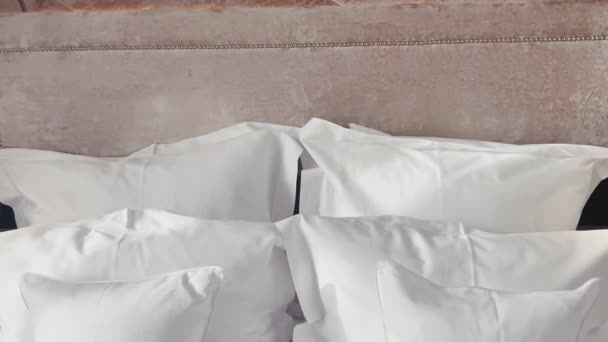 Decoração de casa e design de interiores, cama com roupa de cama branca no quarto de luxo, roupa de cama serviço de lavandaria e mobiliário detalhe. Imagens 4k de alta qualidade - Filmagem, Vídeo