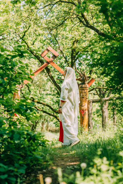 "glückliche heidnische Priesterin bereitet sich auf die Zeremonie vor. alter Glaube an unsere Zeit. Jahreszeiten, Sommer." - Foto, Bild