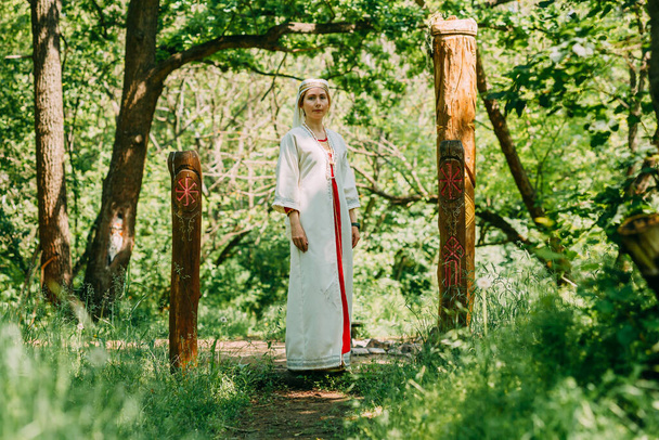"happy woman pagan priestess prepared for the ceremony. old faith in our time. seasons, summer." - Foto, afbeelding