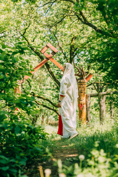 "glückliche heidnische Priesterin bereitet sich auf die Zeremonie vor. alter Glaube an unsere Zeit. Jahreszeiten, Sommer." - Foto, Bild