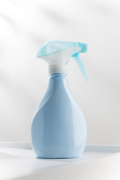 Μπουκάλι σπρέι μπλε αποσμητικό χώρου σε ένα απλό φόντο - Φωτογραφία, εικόνα