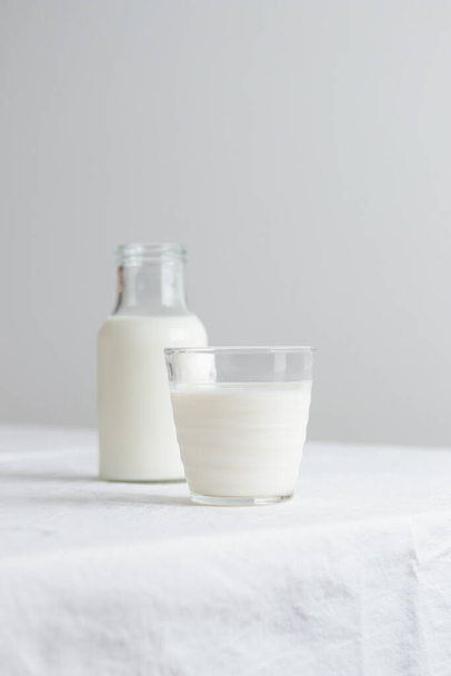 "Свіже молоко на столі з білою скатертиною
" - Фото, зображення