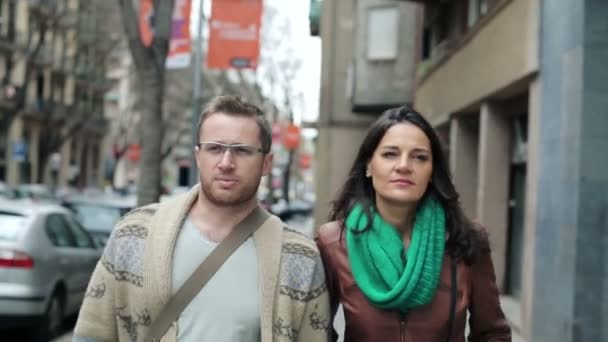 Young couple talking and walking in the city - Filmmaterial, Video