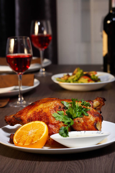 "dîner de luxe servi sur la table avec des verres de vin rouge" - Photo, image