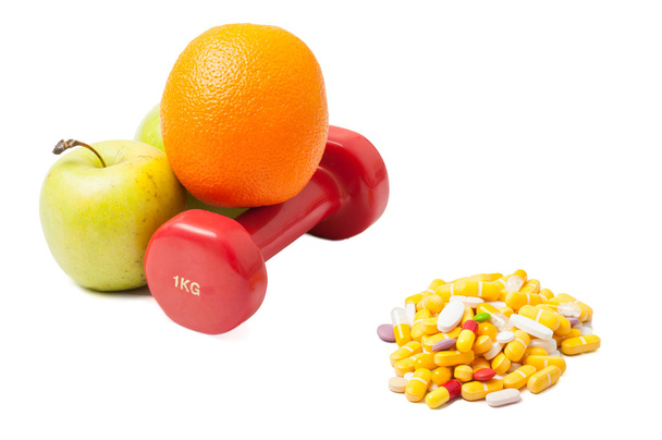 Sport en gezond eten versus pillen - Foto, afbeelding