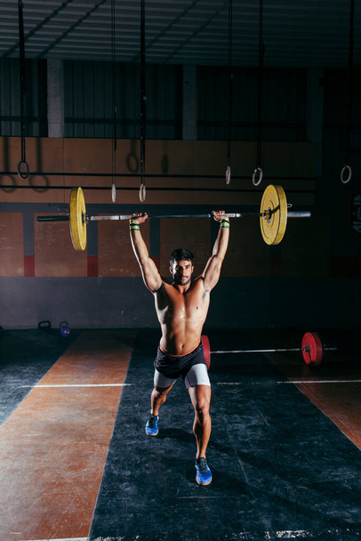 "man lifting weight in gym" - Фото, изображение