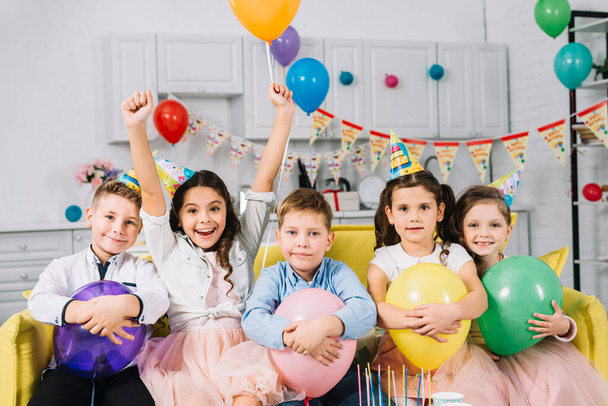 retrato crianças sentado sofá segurando balões - Foto, Imagem