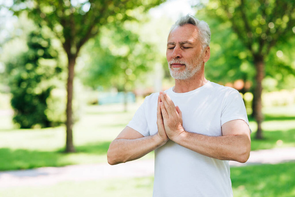 "sivukuva mies kädet meditointi asentoon" - Valokuva, kuva