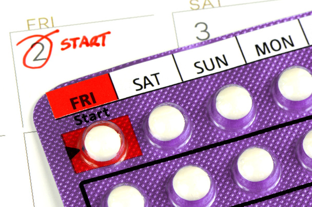Tira de pílula contraceptiva no calendário com início Tomar Data Observação
 - Foto, Imagem