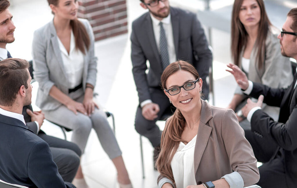 "ビジネス チームの輪の中に座っているビジネス女性" - 写真・画像