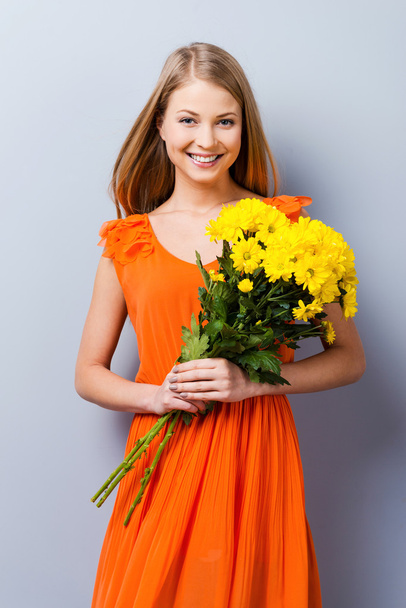 Woman in pretty dress holding bouquet of flowers - Zdjęcie, obraz