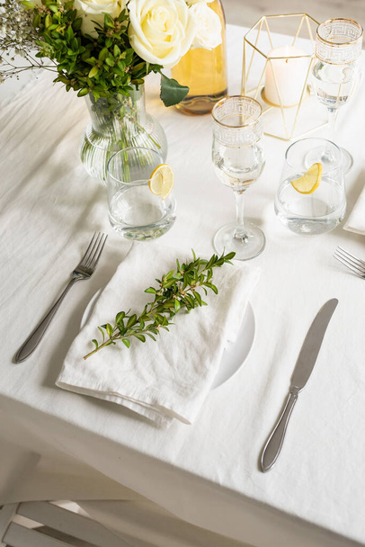 "İki kişilik romantik yemek için güzel bir masa." - Fotoğraf, Görsel