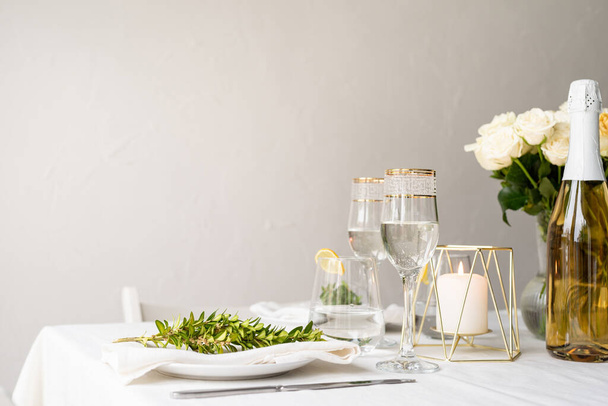 "hermoso escenario de mesa para la cena romántica para dos" - Foto, Imagen
