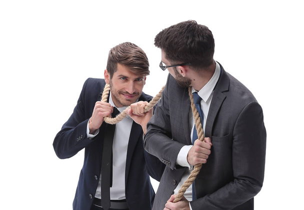 δύο επιχειρηματίες τραβώντας ένα μακρύ σχοινί. - Φωτογραφία, εικόνα