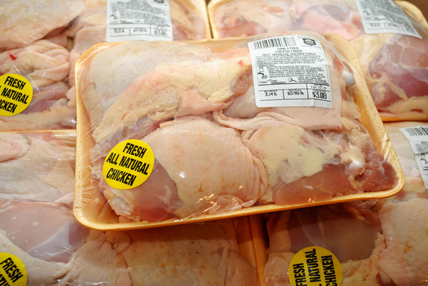 Verpakte kip dijen op de markt - Foto, afbeelding