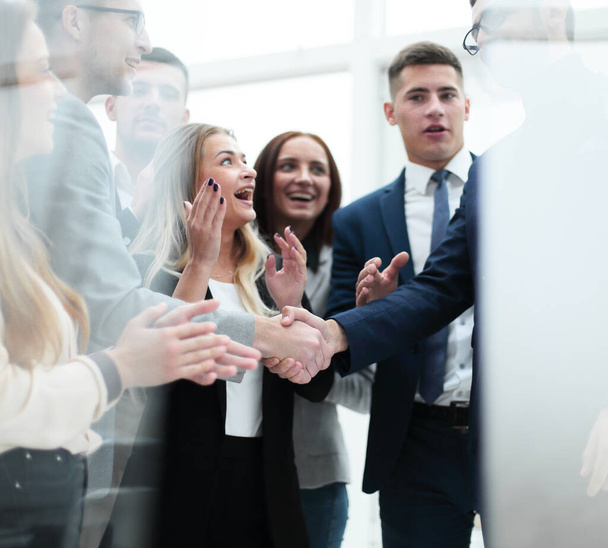 "деловые партнеры пожимают руки в современном офисе
." - Фото, изображение