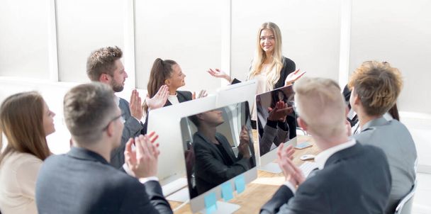 "бізнес команда аплодує спікерові на робочій зустрічі
." - Фото, зображення