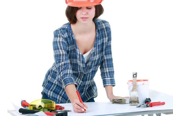 "Bauarbeiterin lächelt in orangefarbenem Helm auf hellem Hintergrund" - Foto, Bild