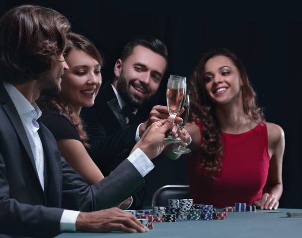 Freunde trinken und feiern eine Glücksspielnacht - Foto, Bild