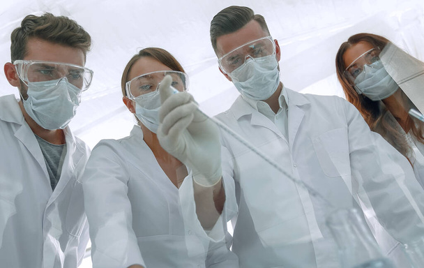 "científicos que trabajan con tubos de ensayo y microscopio en el laboratorio
" - Foto, imagen