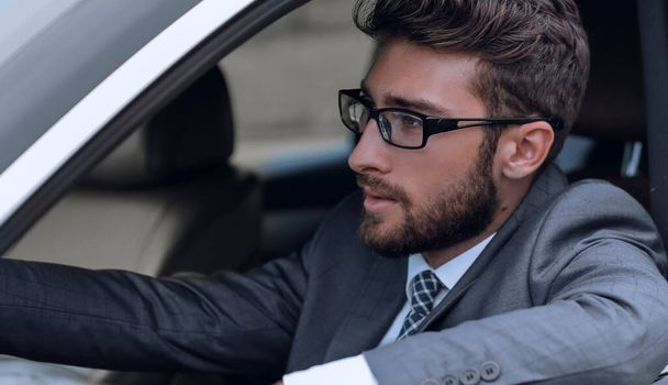 "επιχειρηματίας στην οδήγηση το πολυτελές αυτοκίνητό του κοστούμι." - Φωτογραφία, εικόνα