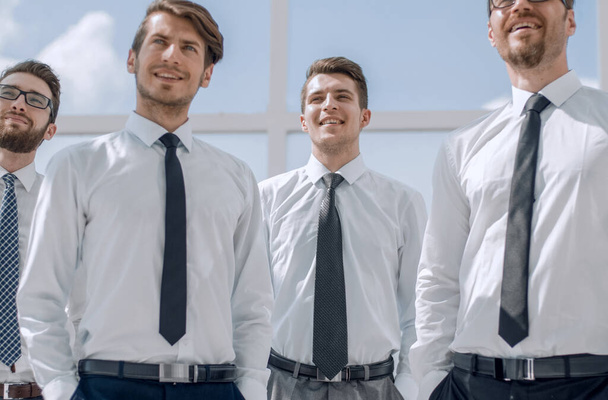 ομάδα ανθρώπων επιτυχημένο επιχειρηματικό στέκεται κοντά στο παράθυρο. - Φωτογραφία, εικόνα