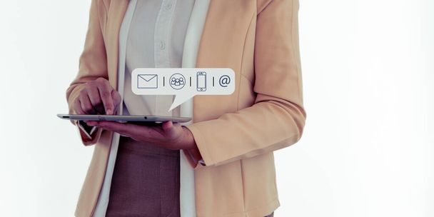 Mains de femme d'affaires tapant sur tablette avec icône de contact de communication, E-mail, Numéro de téléphone, Groupe de médias sociaux - Photo, image