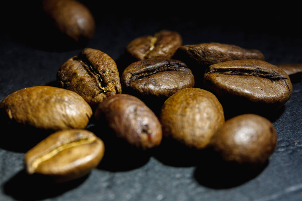 Granos de café asados sobre un fondo oscuro. Primer plano. - Foto, Imagen