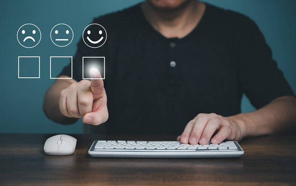 Kundenservice und Zufriedenheitskonzept, Geschäftsleute mit Computer und Berührung des virtuellen Bildschirms auf dem Smiley-Symbol, um Zufriedenheit im Service zu geben. Bewertung sehr beeindruckt. - Foto, Bild