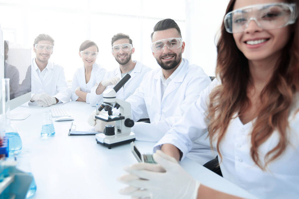 Grupo de jóvenes clínicos experimentación en laboratorio de investigación
 - Foto, Imagen