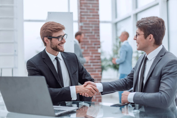 zakenmensen schudden elkaar de hand tijdens een zakelijke bijeenkomst. - Foto, afbeelding