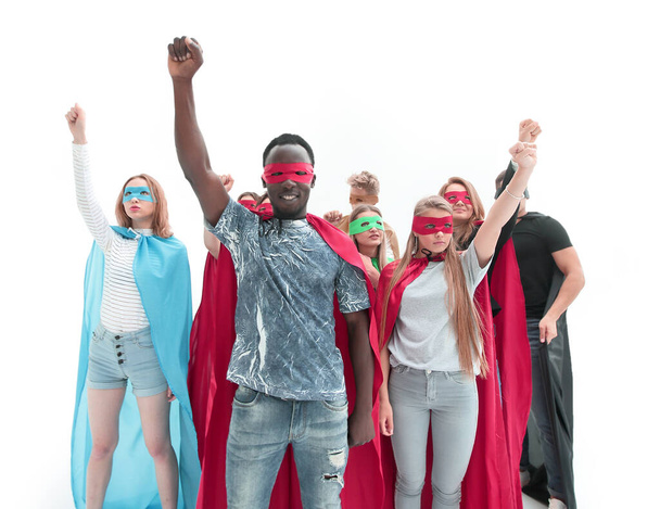 zelfverzekerde team van superhelden staan in een helder kantoor - Foto, afbeelding