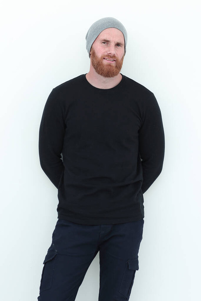 atractivo macho en suéter negro y gorra de lana
 - Foto, Imagen