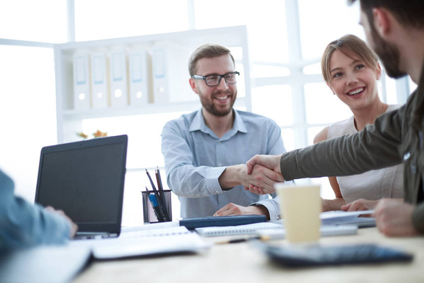 "parceiros de negócios apertando as mãos na reunião no escritório
" - Foto, Imagem