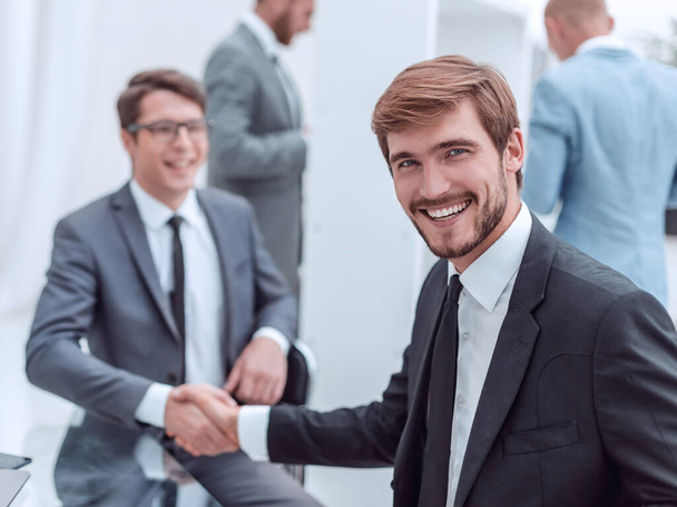 empreendedor feliz apertando as mãos com seu parceiro de negócios
 - Foto, Imagem