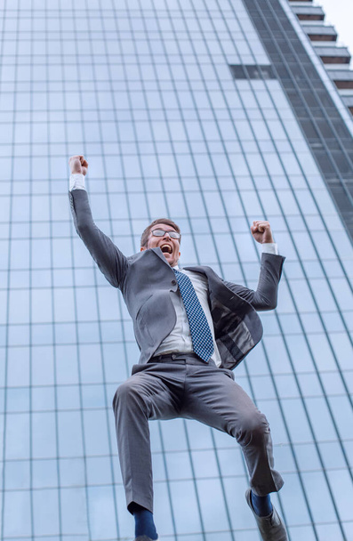 "Ликующие бизнесмены демонстрируют свой успех на открытом воздухе
" - Фото, изображение
