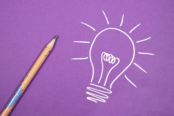 олівець з контурною лампочкою та ідеєю слова на фіолетовому фоні. концепція креативності натхнення
 - Фото, зображення
