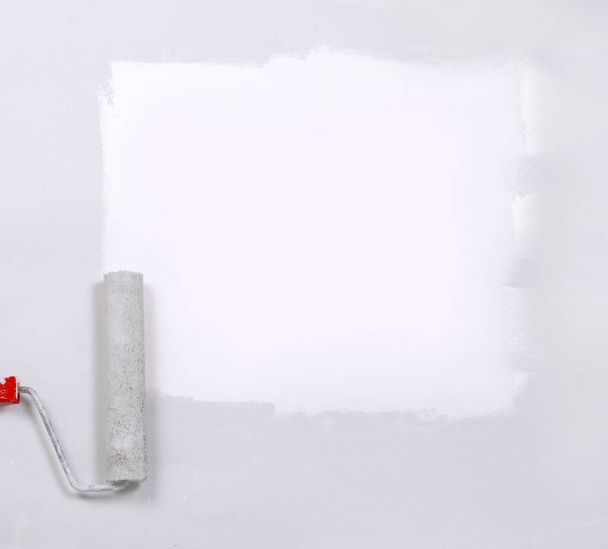"square painted white with the paint roller, on a white sheet" - Photo, image