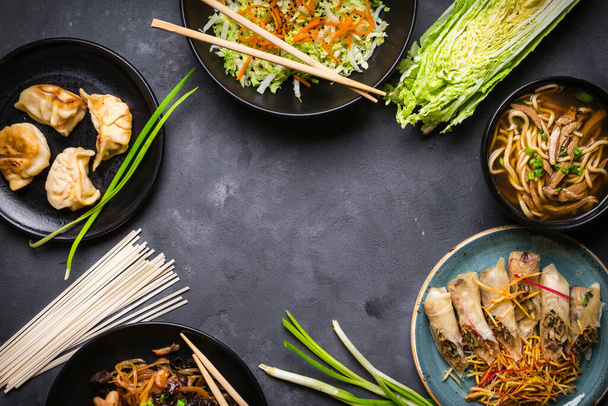 "Китайская еда на тёмном фоне" - Фото, изображение